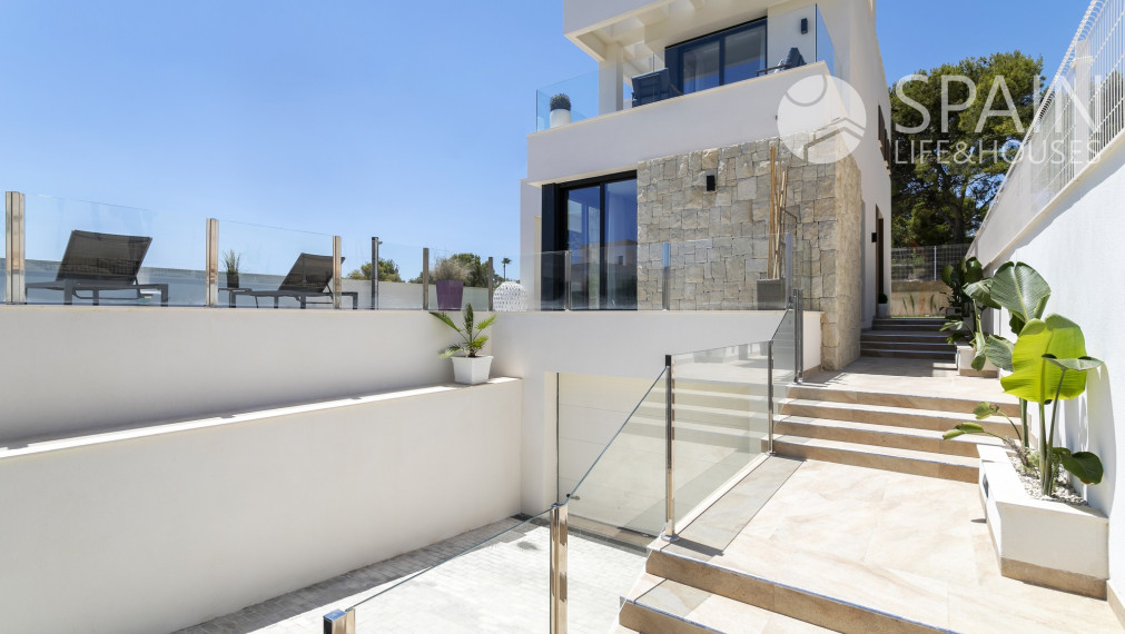 3/4 bedroom Villa for Sale in Finestrat/Benidorm- 2,5km from the beach- delivery 2023
