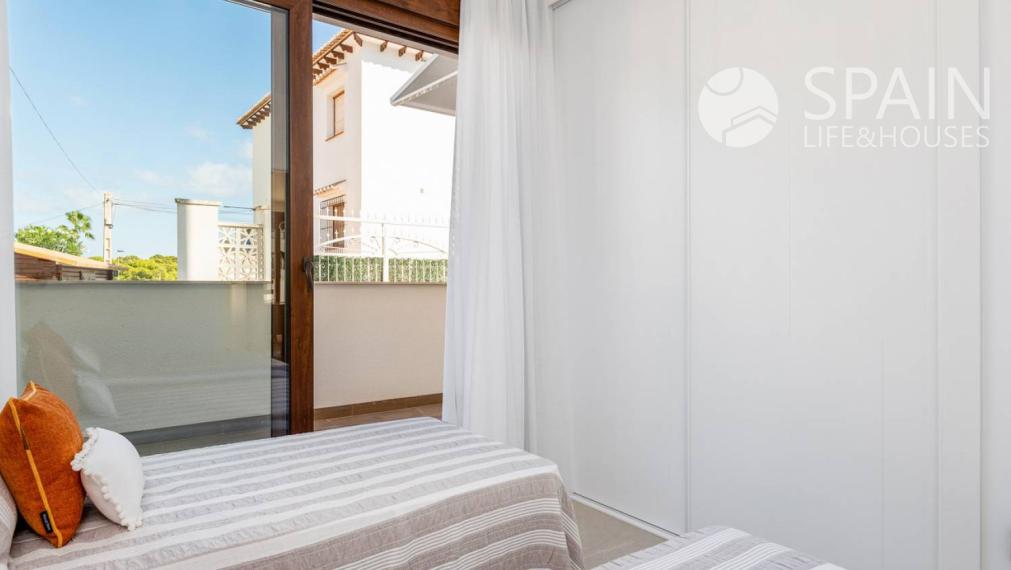 FIRST FLOOR BUNGALOW APARTMENT IN LOS BALCONES 3 KM FROM THE BEACH
