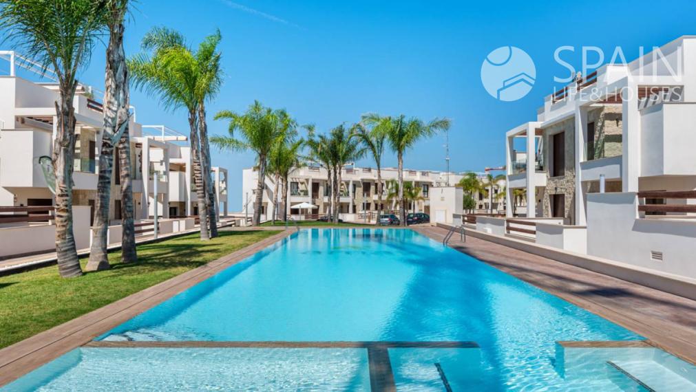 FIRST FLOOR BUNGALOW APARTMENT IN LOS BALCONES 3 KM FROM THE BEACH