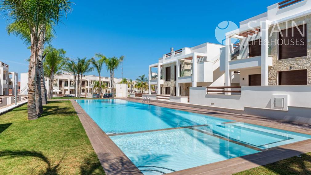 FIRST FLOOR BUNGALOW APARTMENT IN LOS BALCONES 3 KM FROM THE BEACH