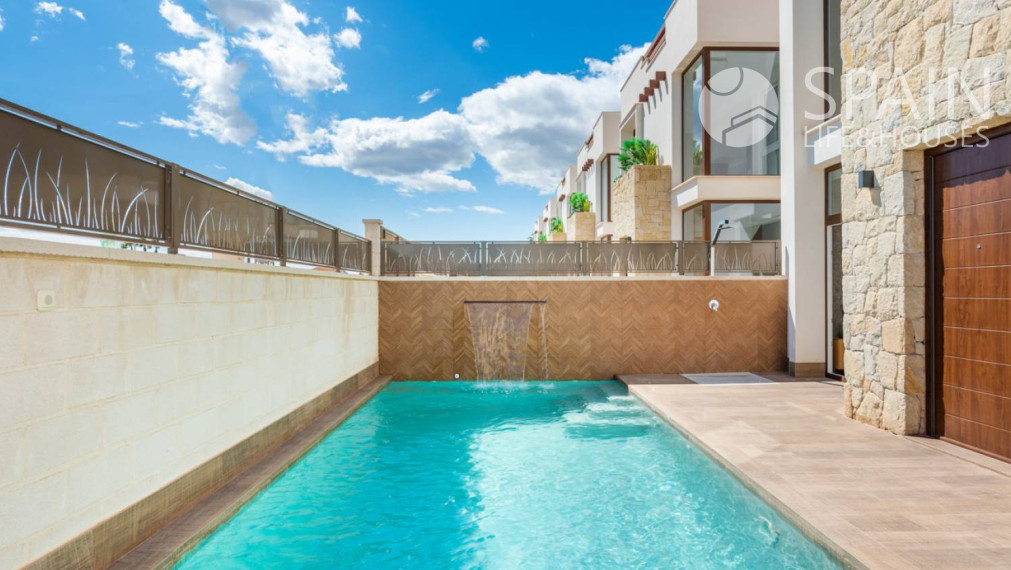 Exclusive luxury villas in Rojales with private pool, 5km from the beach and golf course.