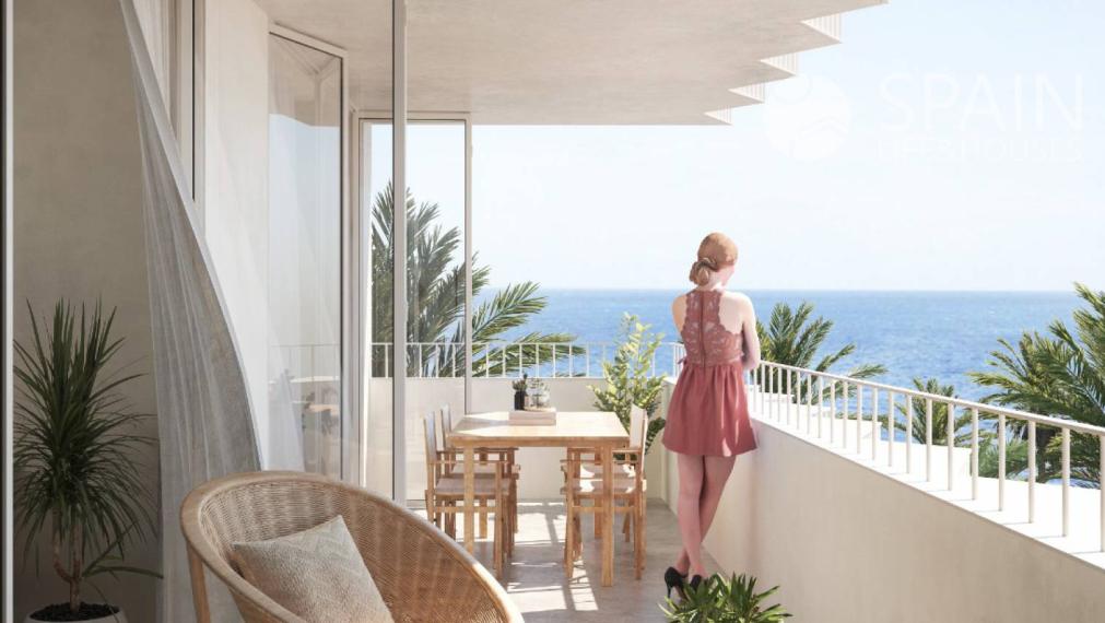 FIRST FLOOR IN TORREVIEJA IN FRONT OF THE BEACH 'DE LOS LOCOS'.