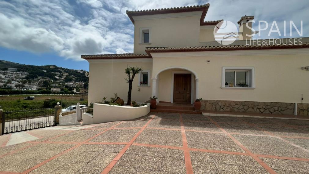 Wonderful villa for sale in Moraira in a very exclusive area and only 10 minutes from the beach.