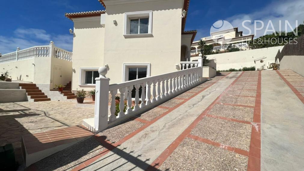 Wonderful villa for sale in Moraira in a very exclusive area and only 10 minutes from the beach.