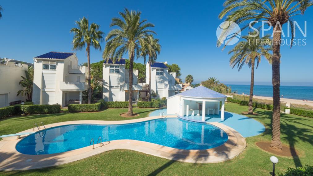 Exclusive Front Line Beach Townhouse in Dénia with Sea Views