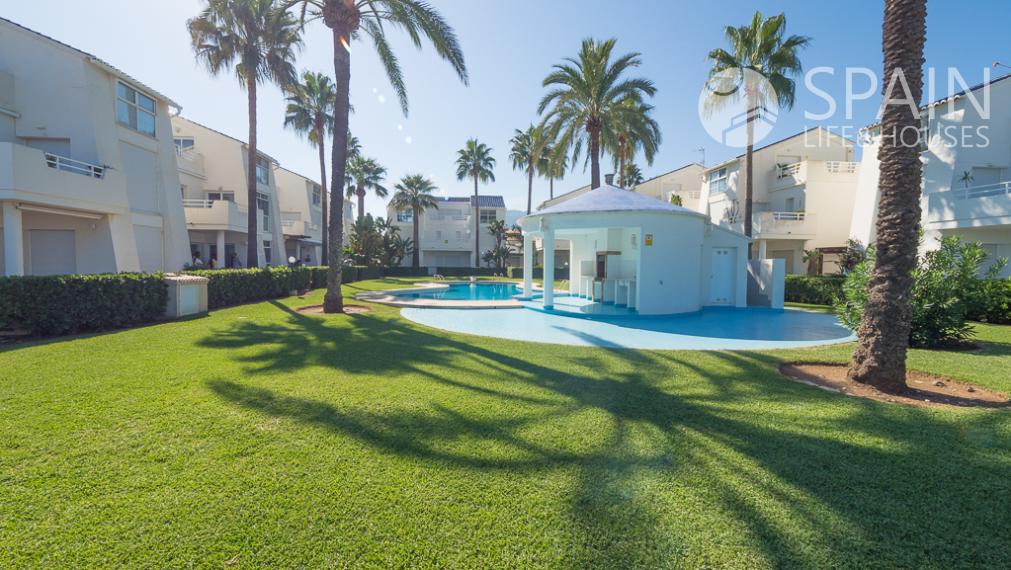 Exclusive Front Line Beach Townhouse in Dénia with Sea Views