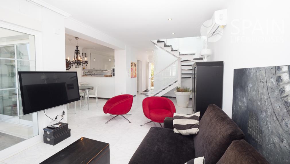 Exclusive Front Line Beach Townhouse in Dénia with Sea Views