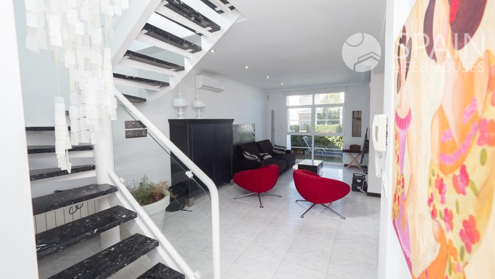 Exclusive Front Line Beach Townhouse in Dénia with Sea Views