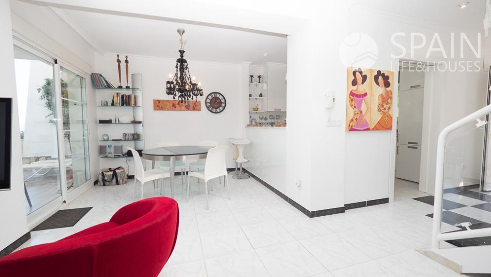 Exclusive Front Line Beach Townhouse in Dénia with Sea Views