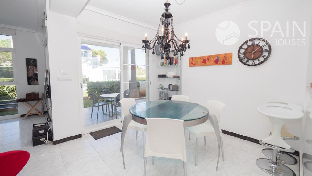 Exclusive Front Line Beach Townhouse in Dénia with Sea Views