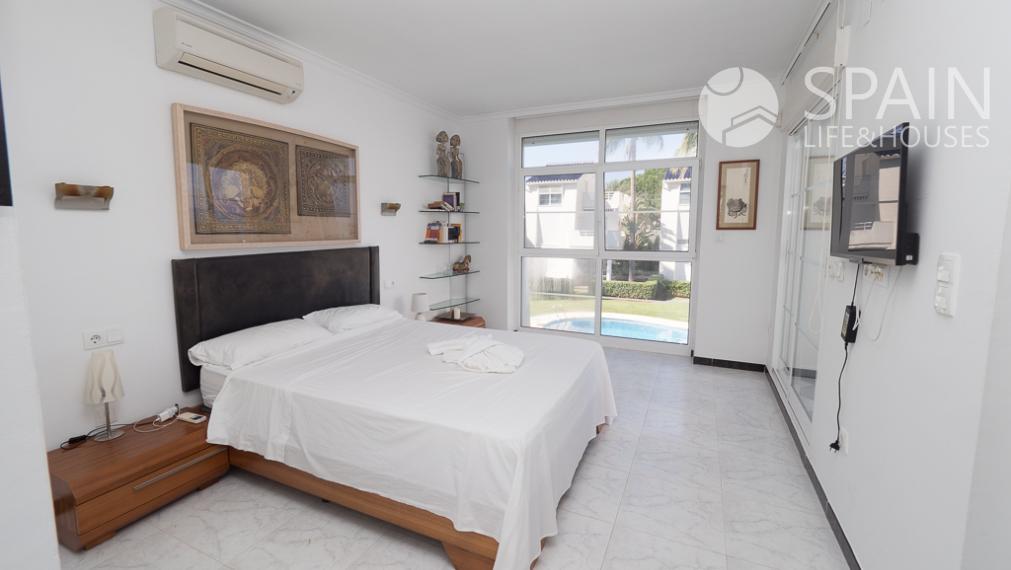 Exclusive Front Line Beach Townhouse in Dénia with Sea Views