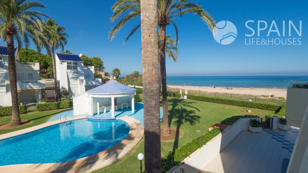 Exclusive Front Line Beach Townhouse in Dénia with Sea Views
