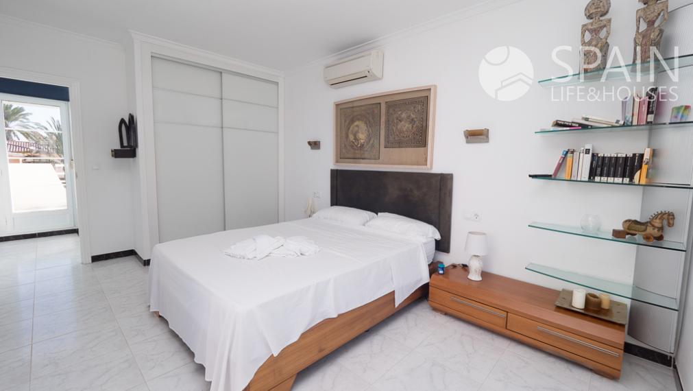 Exclusive Front Line Beach Townhouse in Dénia with Sea Views