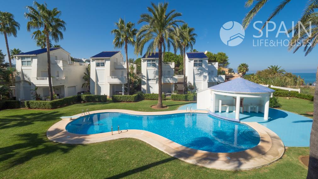 Exclusive Front Line Beach Townhouse in Dénia with Sea Views