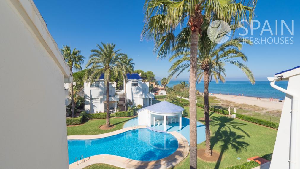 Exclusive Front Line Beach Townhouse in Dénia with Sea Views