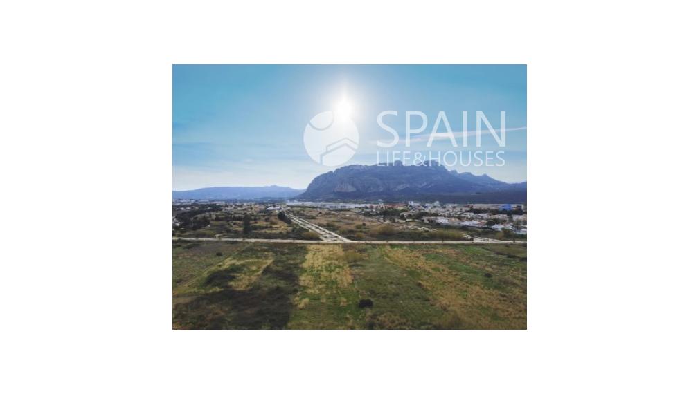 "Oceanview Residences: A Serene Oasis of Luxury and Nature, Delivering Your Dream Home in 2026!"