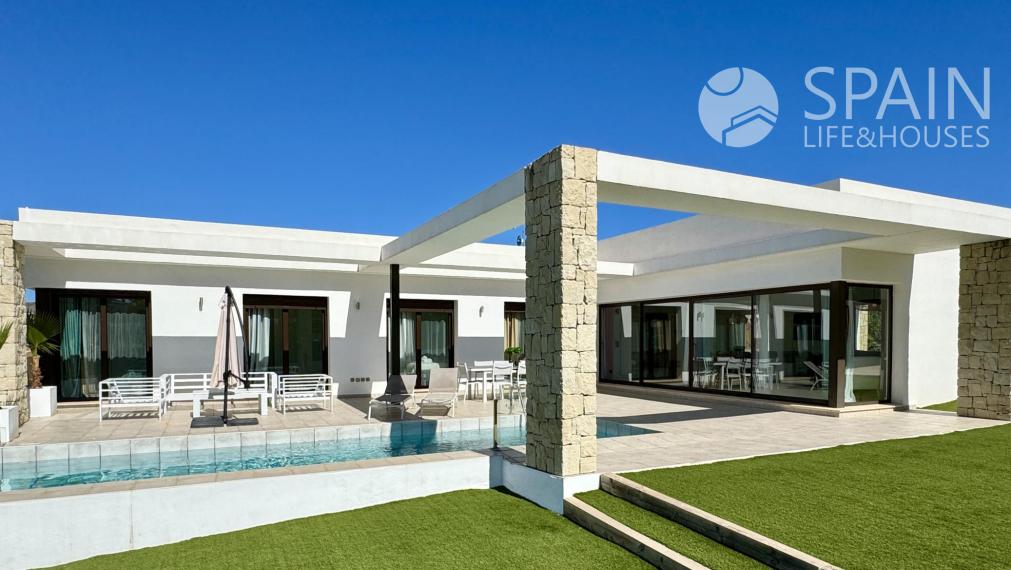 "Live the Mediterranean Luxury: Exceptional Single Storey Villa with Montgó Views in Jávea".