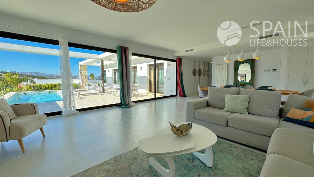 "Live the Mediterranean Luxury: Exceptional Single Storey Villa with Montgó Views in Jávea".