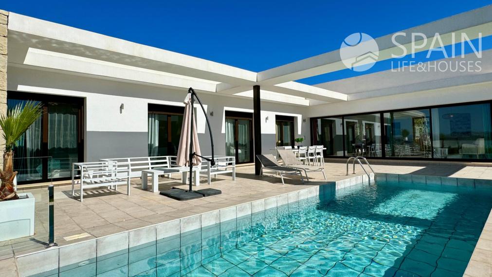 "Live the Mediterranean Luxury: Exceptional Single Storey Villa with Montgó Views in Jávea".