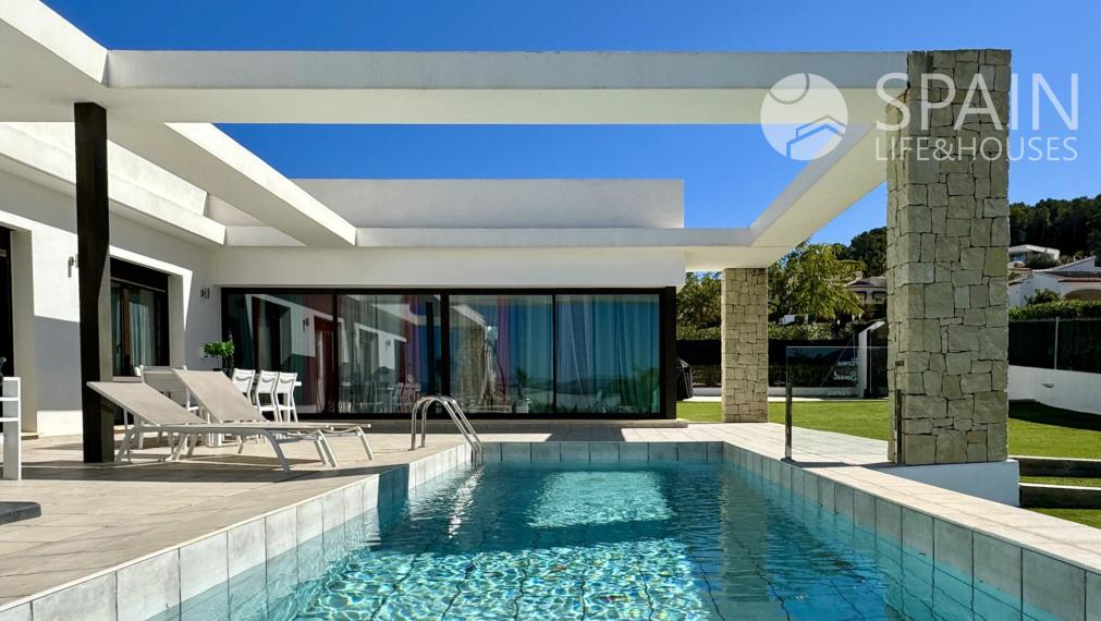 "Live the Mediterranean Luxury: Exceptional Single Storey Villa with Montgó Views in Jávea".