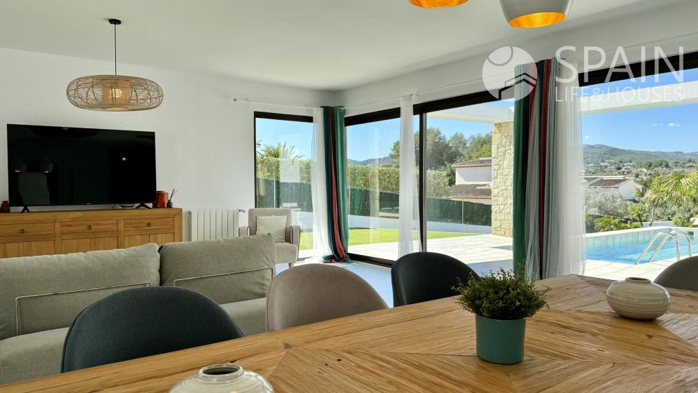 "Live the Mediterranean Luxury: Exceptional Single Storey Villa with Montgó Views in Jávea".