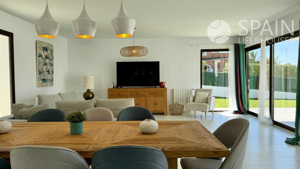 "Live the Mediterranean Luxury: Exceptional Single Storey Villa with Montgó Views in Jávea".