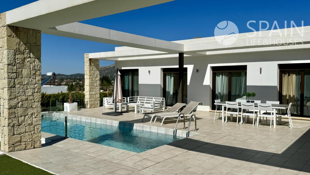 "Live the Mediterranean Luxury: Exceptional Single Storey Villa with Montgó Views in Jávea".