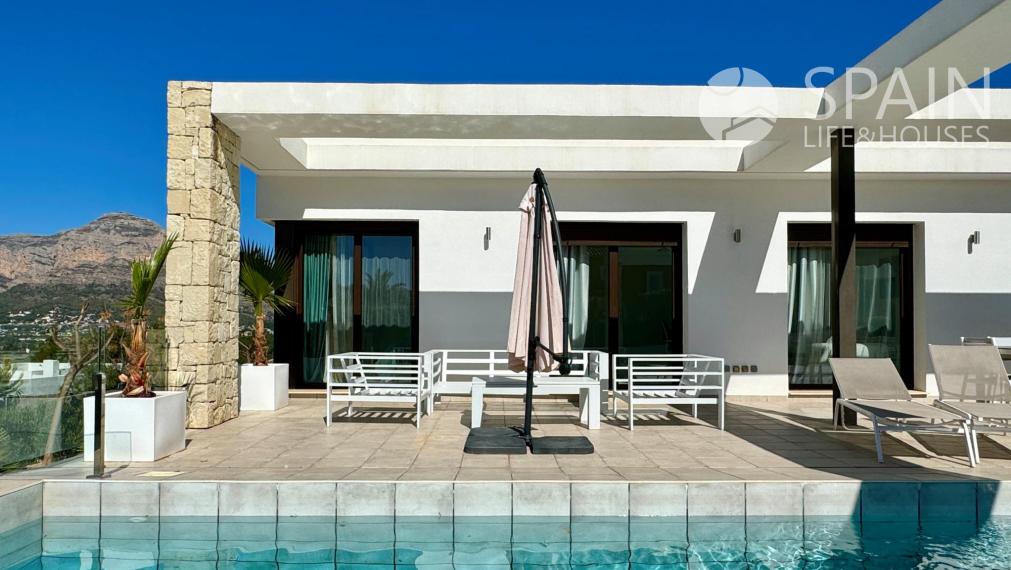 "Live the Mediterranean Luxury: Exceptional Single Storey Villa with Montgó Views in Jávea".