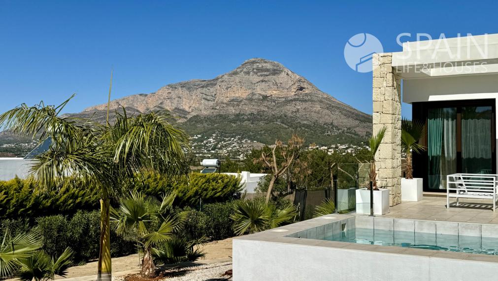 "Live the Mediterranean Luxury: Exceptional Single Storey Villa with Montgó Views in Jávea".