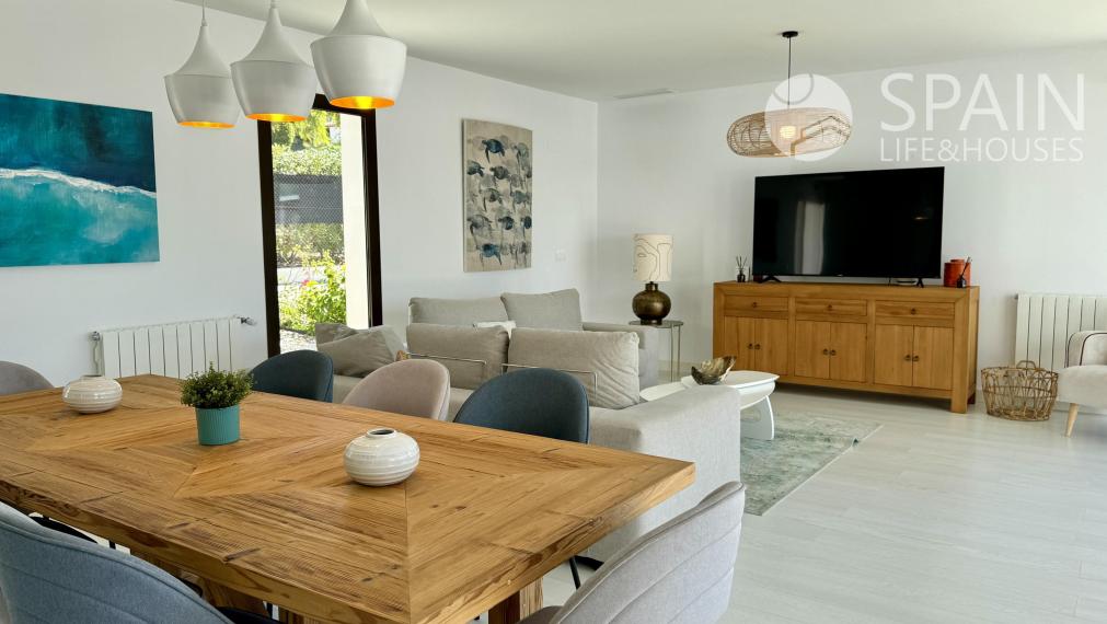 "Live the Mediterranean Luxury: Exceptional Single Storey Villa with Montgó Views in Jávea".