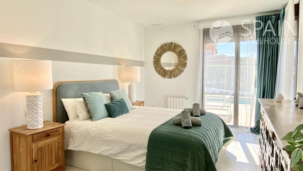 "Live the Mediterranean Luxury: Exceptional Single Storey Villa with Montgó Views in Jávea".