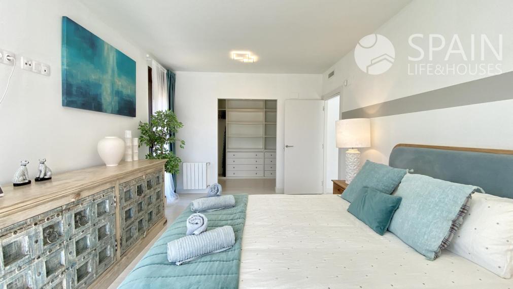 "Live the Mediterranean Luxury: Exceptional Single Storey Villa with Montgó Views in Jávea".