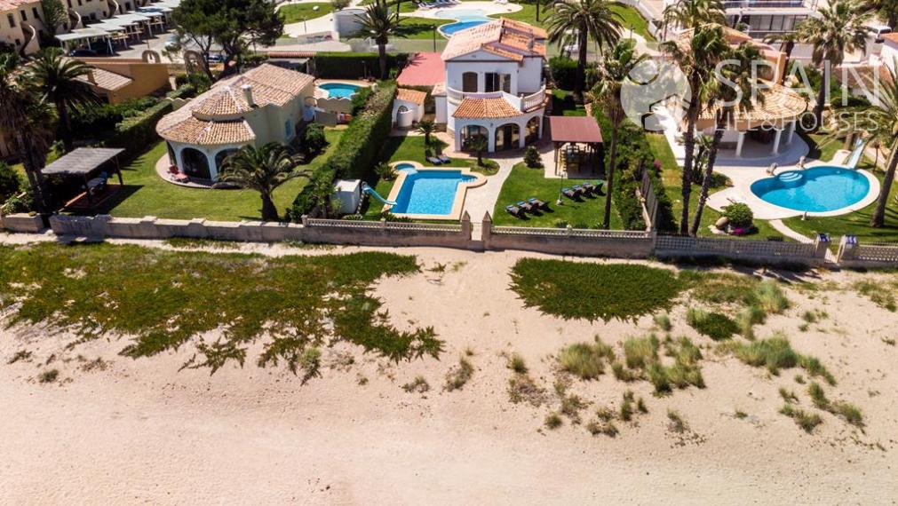 Coastal Paradise: Exclusive 6 Bedroom Villa in Denia, Surrounded by Luxury and Convenience
