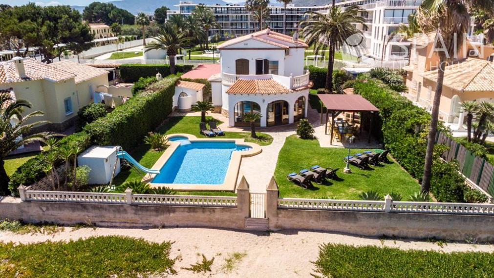 Coastal Paradise: Exclusive 6 Bedroom Villa in Denia, Surrounded by Luxury and Convenience