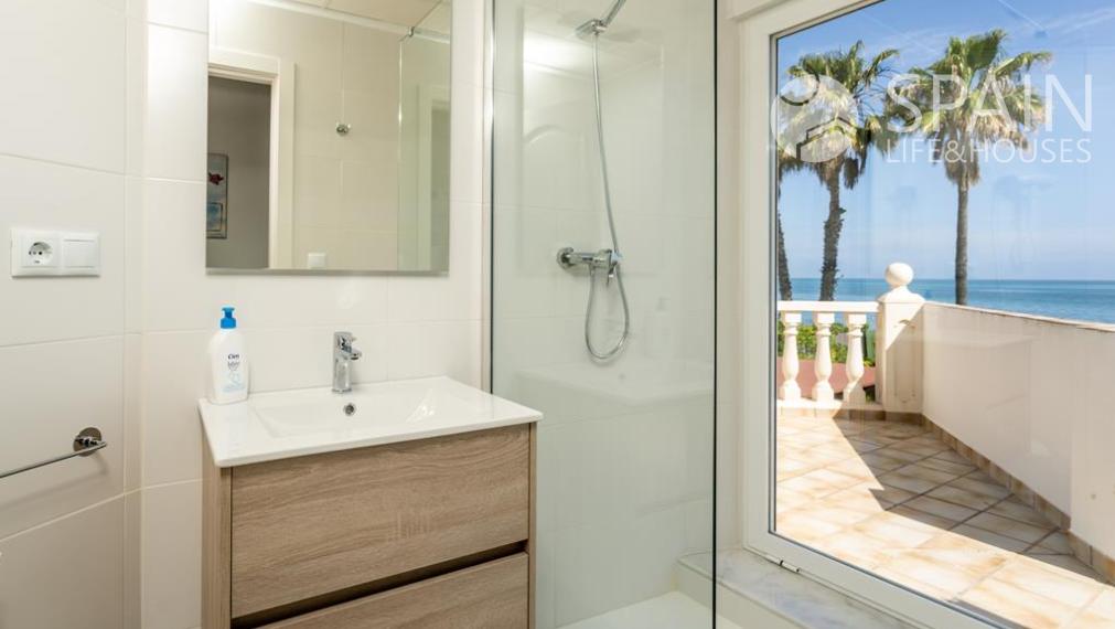 Coastal Paradise: Exclusive 6 Bedroom Villa in Denia, Surrounded by Luxury and Convenience