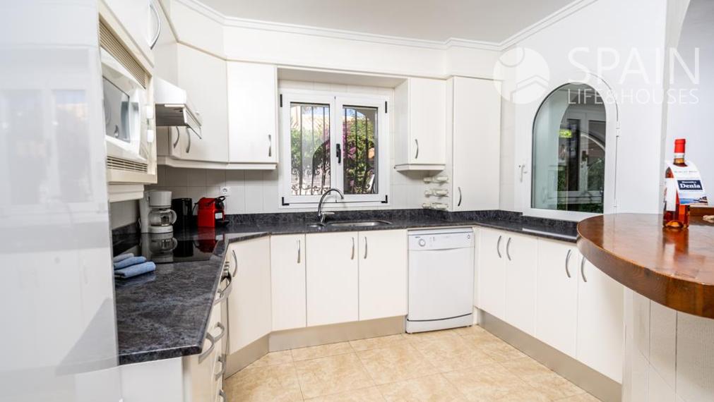 Coastal Paradise: Exclusive 6 Bedroom Villa in Denia, Surrounded by Luxury and Convenience