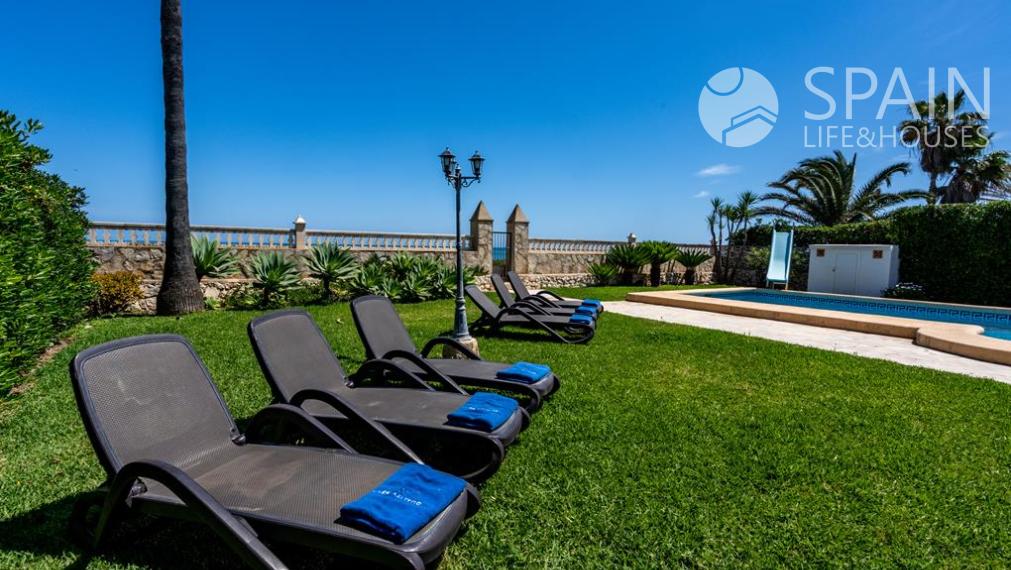 Coastal Paradise: Exclusive 6 Bedroom Villa in Denia, Surrounded by Luxury and Convenience