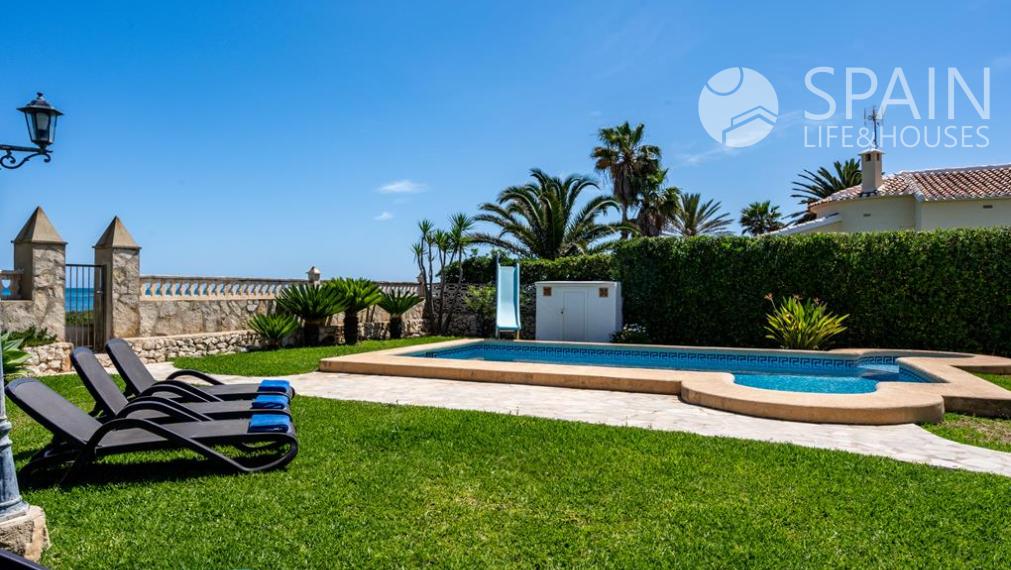 Coastal Paradise: Exclusive 6 Bedroom Villa in Denia, Surrounded by Luxury and Convenience