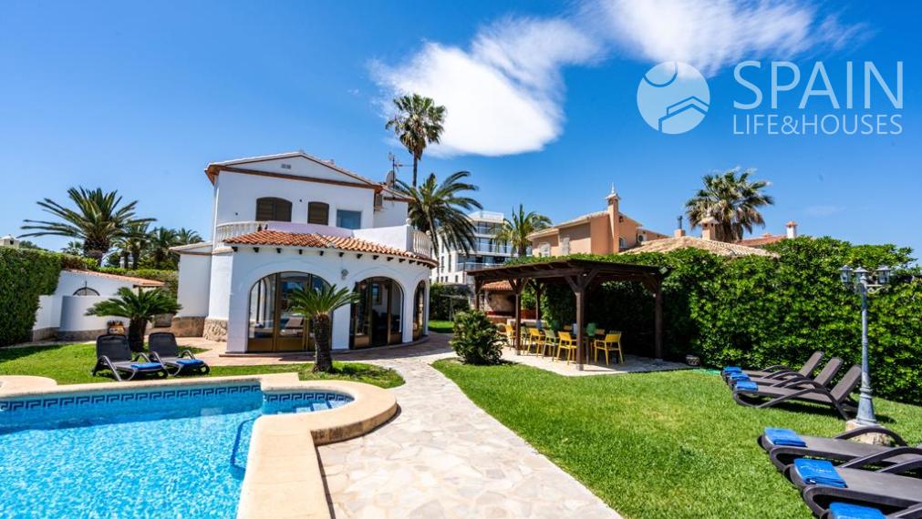 Coastal Paradise: Exclusive 6 Bedroom Villa in Denia, Surrounded by Luxury and Convenience