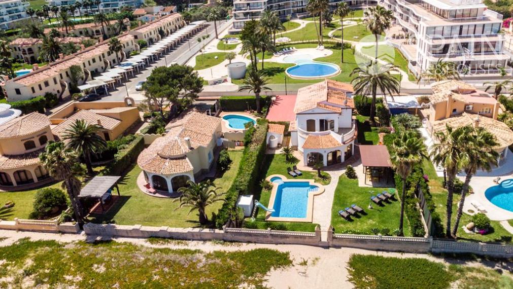 Coastal Paradise: Exclusive 6 Bedroom Villa in Denia, Surrounded by Luxury and Convenience