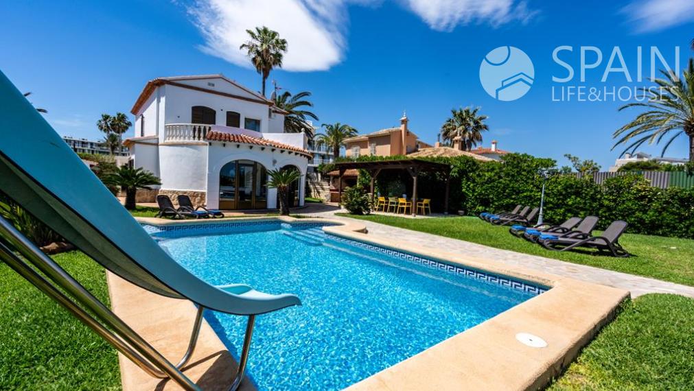 Coastal Paradise: Exclusive 6 Bedroom Villa in Denia, Surrounded by Luxury and Convenience
