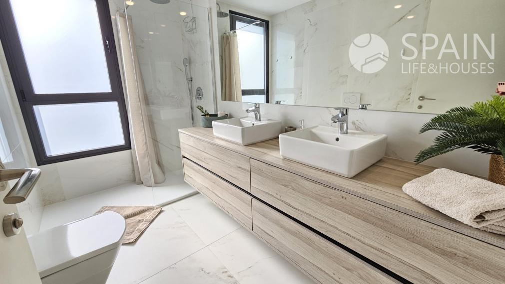 Torre de Cristal in Benidorm: Homes with Spacious Terraces and Spectacular Views