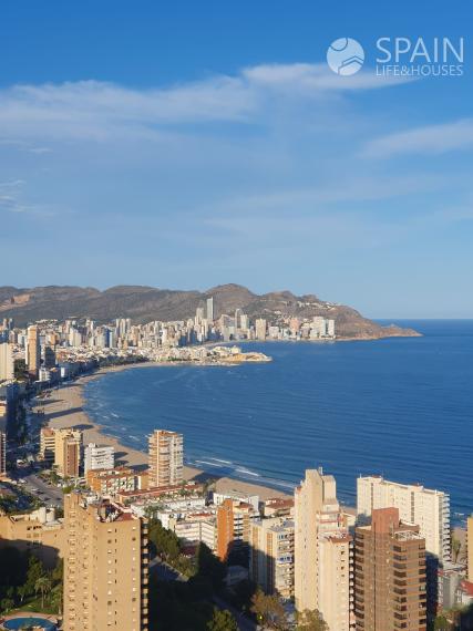 Torre de Cristal in Benidorm: Homes with Spacious Terraces and Spectacular Views