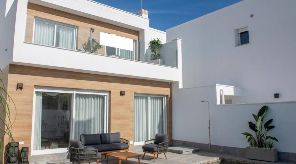 LAST ONE. Exclusive luxury villa 1.9 km from the sea and with private pool in San Pedro del Pinatar, Murcia. Delivery. Delivery in the first half of 2023