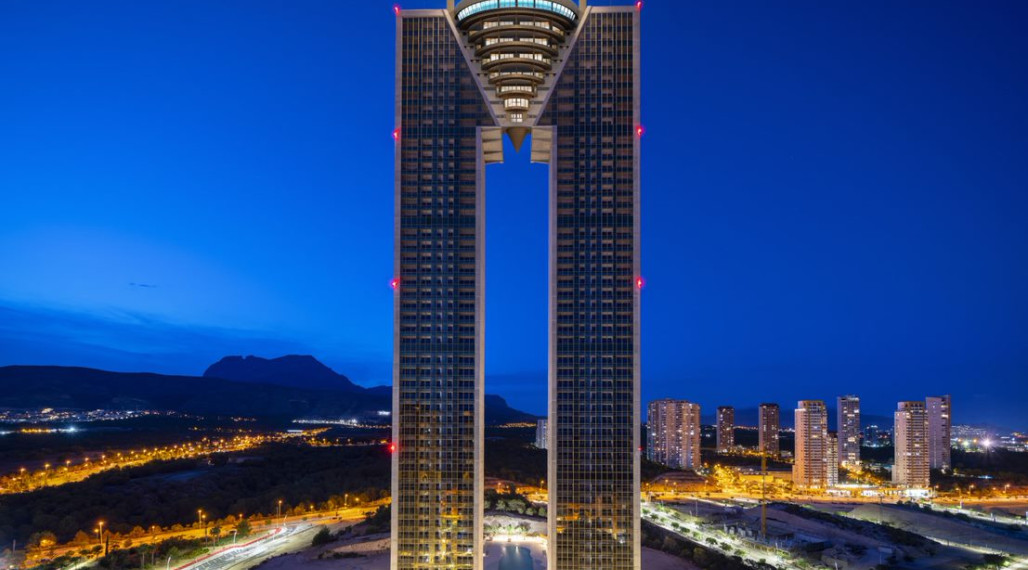 New luxury apartments in Europe's tallest building just 200 m from the sea in Benidorm; Costa Blanca