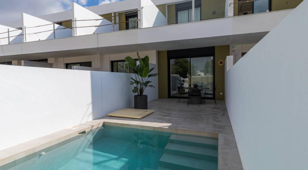 Luxury townhouse of new construction in Pilar de la Horadada 2km from the sea. Delivery July 2022