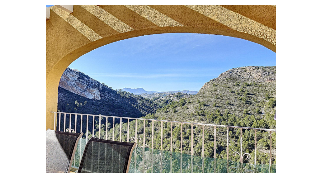 Apartment with mountain views and 700 meters from the beach. Key in hand
