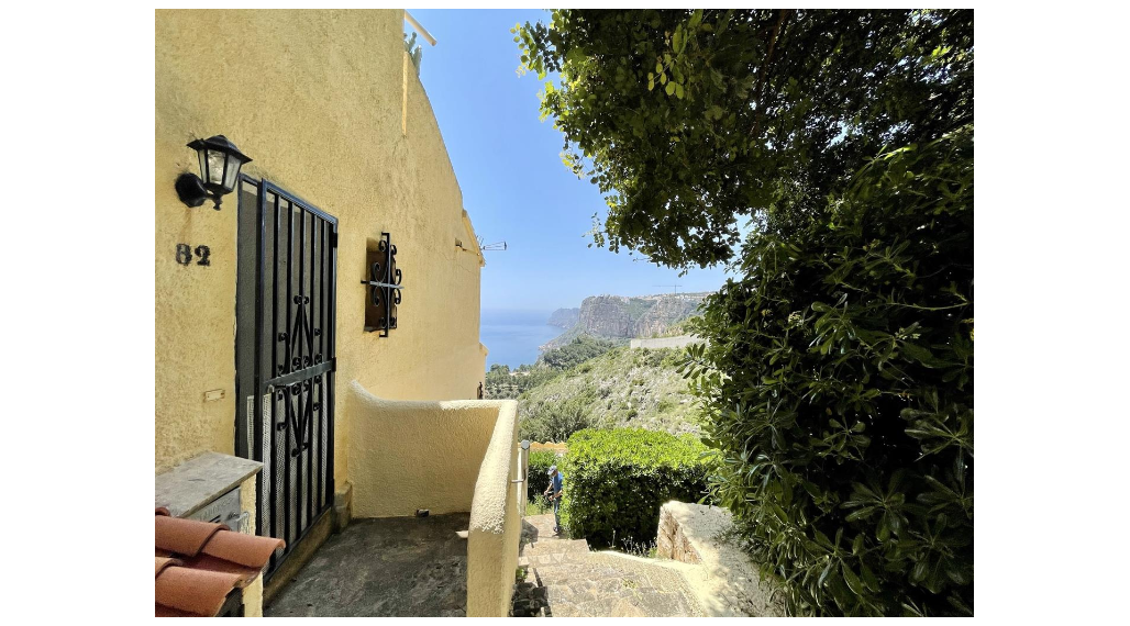 Charming apartment with sea view, 2 km from the sea.