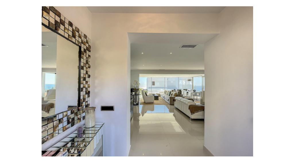 Astonishing renovated villa with sea views within 1 km from the beach