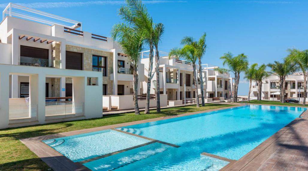 FIRST FLOOR BUNGALOW APARTMENT IN LOS BALCONES 3 KM FROM THE BEACH